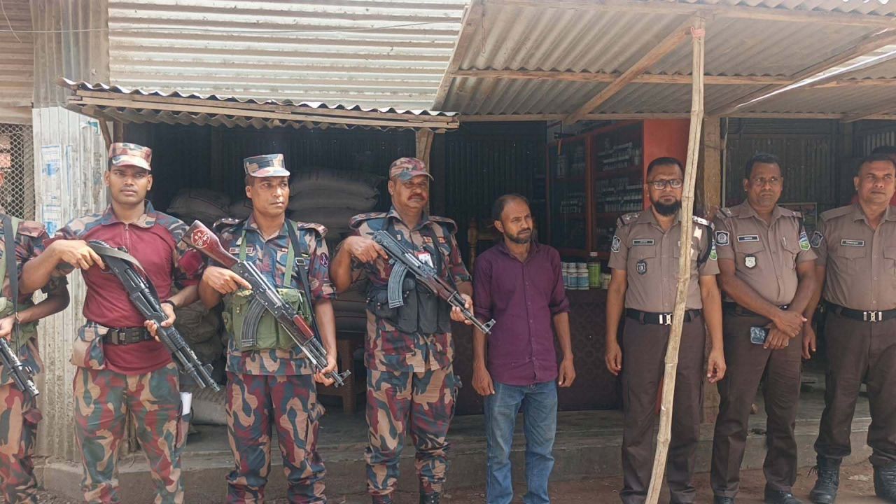 দেওয়ানগঞ্জে দোকানে মিলল সরকারি ভর্তুকির ৪০ বস্তা ডিএপি সার, আটক ব্যবসায়ী