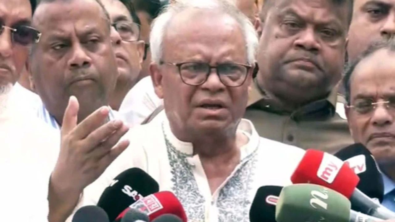 সরকার হাত গুটিয়ে বসে নেই, দ্রুত সব সংকটের সমাধান হবে: রিজভী