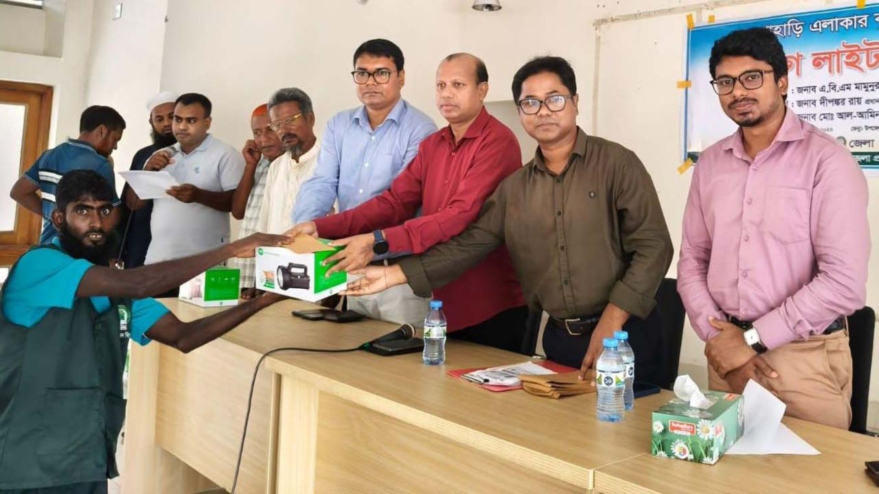 ঝিনাইগাতীর পাহাড়ি কৃষকদের মাঝে জগ লাইট বিতরণ