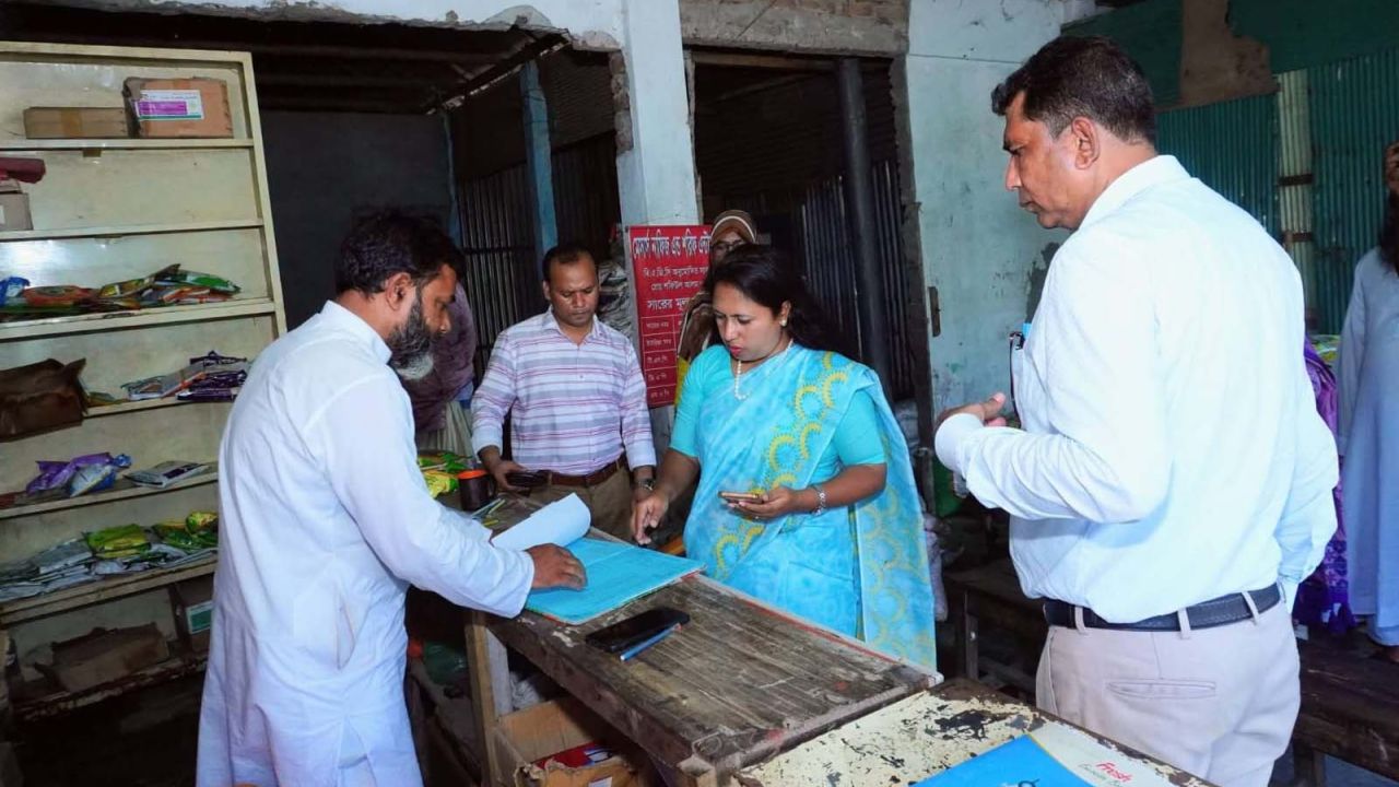 শেরপুরে সার ডিলারদের গুদাম পরিদর্শন করলেন জেলা প্রশাসক