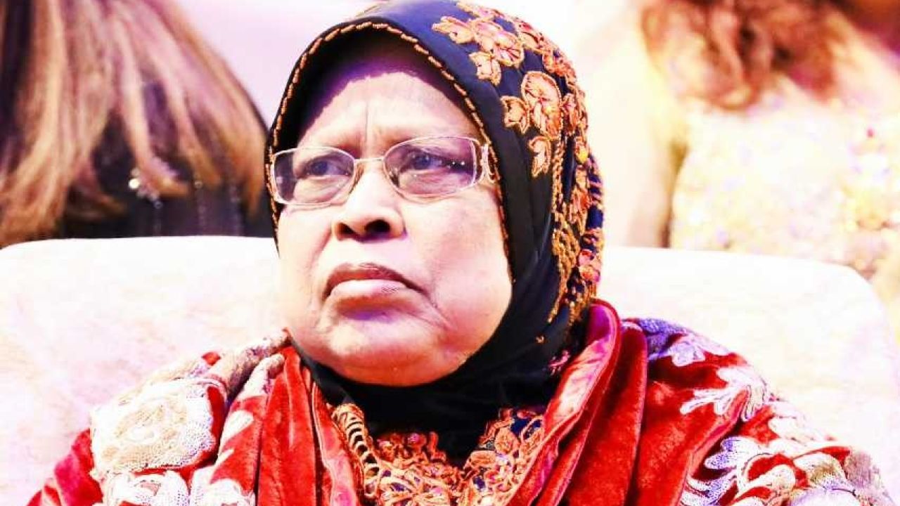 মায়ের প্রতি সন্তানের গভীর ভালোবাসা, জানাজায় আবেগাপ্লুত মুকুল