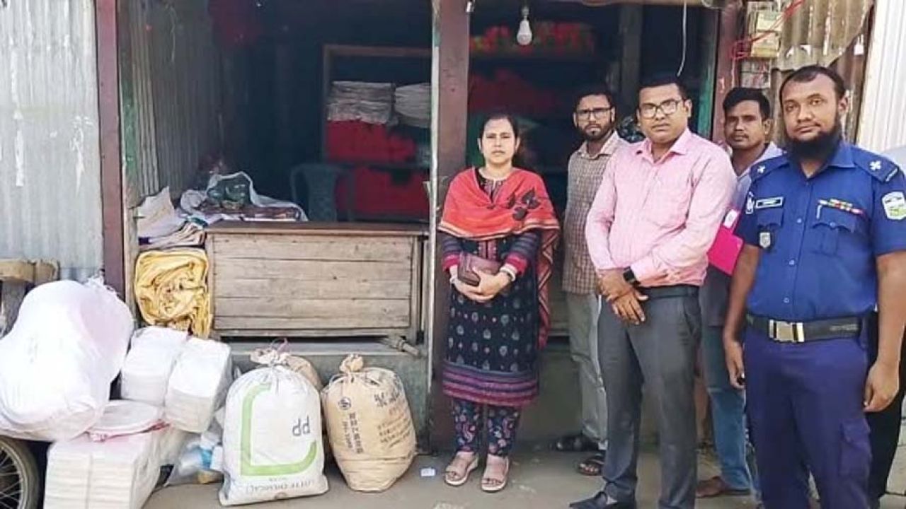 ঝিনাইগাতীতে নিষিদ্ধ পলিথিন, প্লাস্টিক প্লেট ও প্যাকেট জব্দ
