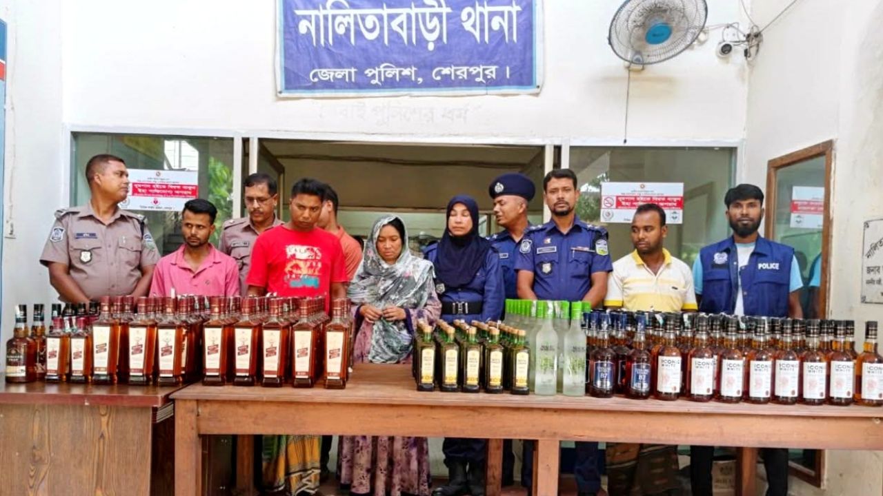 নালিতাবাড়ীতে পৃথক অভিযানে ২৫০ বোতল ভারতীয় মদসহ গ্রেপ্তার ৪