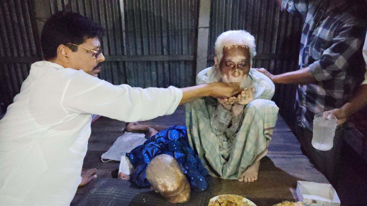শেরপুরে অসহায় পরিবারের পাশে বিএনপি নেতা হযরত আলী