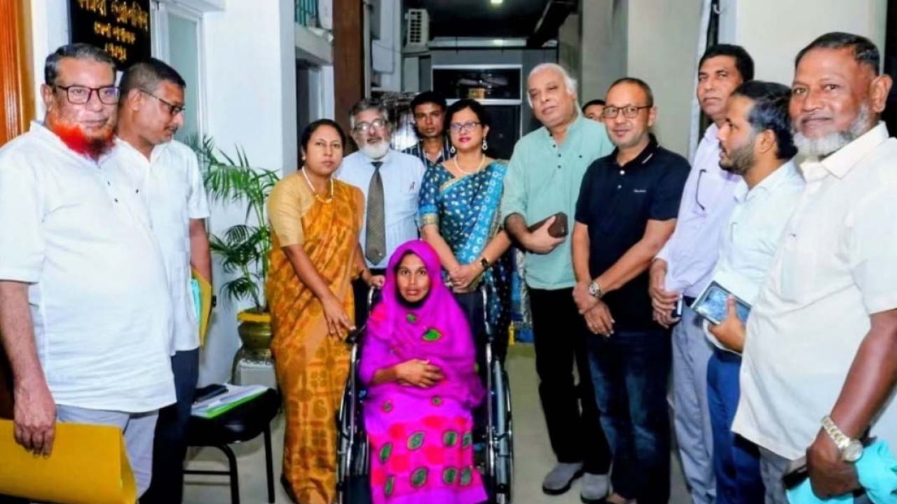 ঝিনাইগাতীর অসহায় প্রতিবন্ধী নারীকে হুইল চেয়ার উপহার