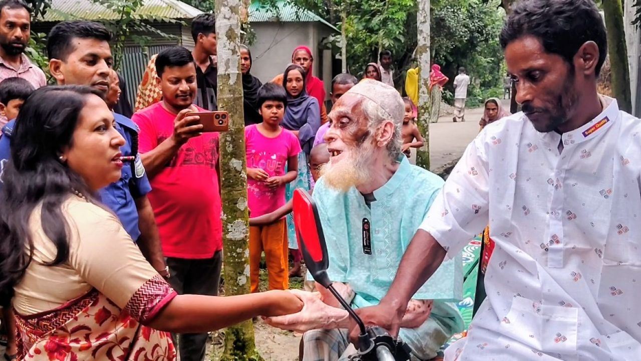 শেরপুরের সেই বৃদ্ধ দম্পতি এবার পেলেন ঘর ও অটো ভ্যান