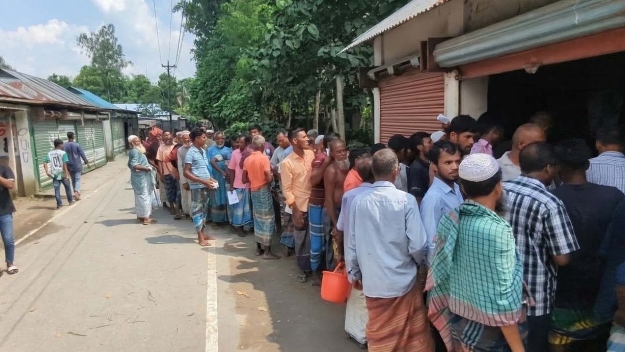 সারের জন্য দীর্ঘ লাইন, ব্যাহত কৃষকের কর্মযজ্ঞ