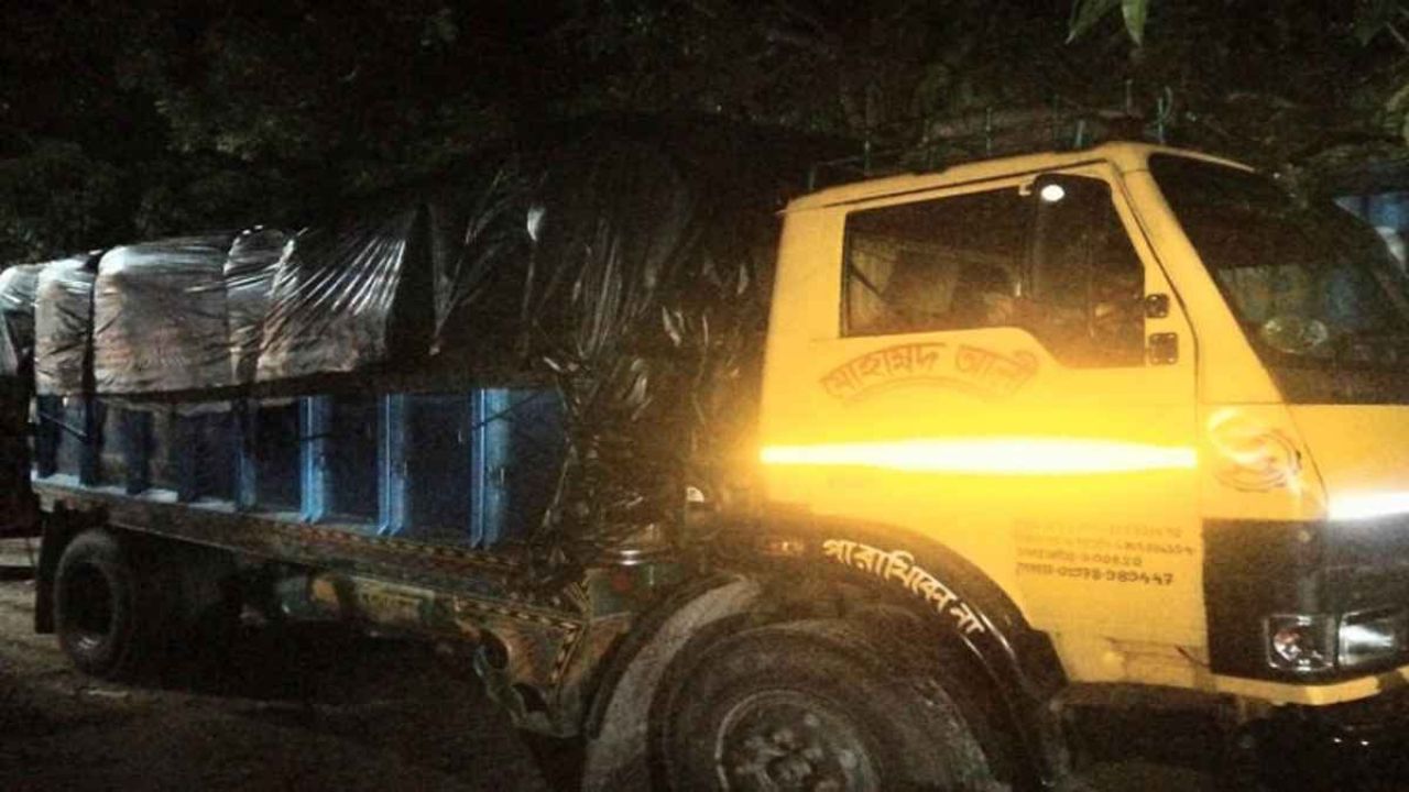 ময়মনসিংহে ৩৪০ বস্তা ইউরিয়া সারসহ ট্রাক জব্দ