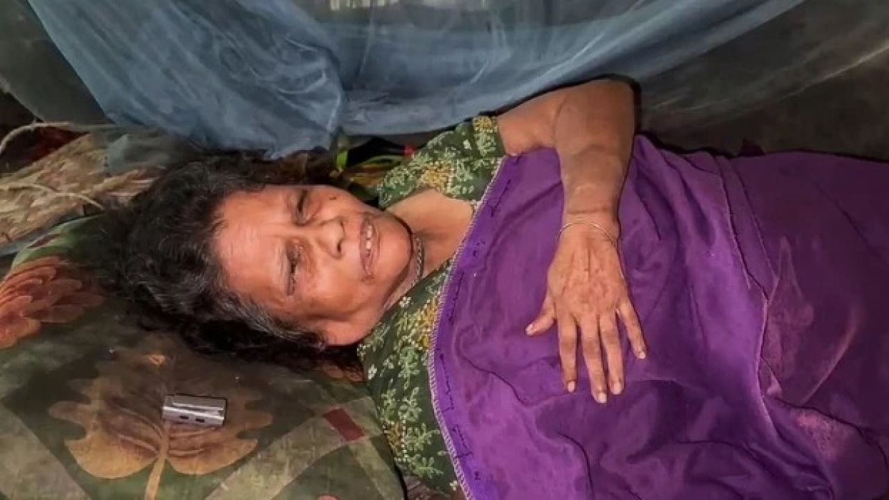 বৃদ্ধা ঝমেলা ১০ বছর ধরে শয্যাশায়ী , দিন কাটছে চরম দুর্ভোগে