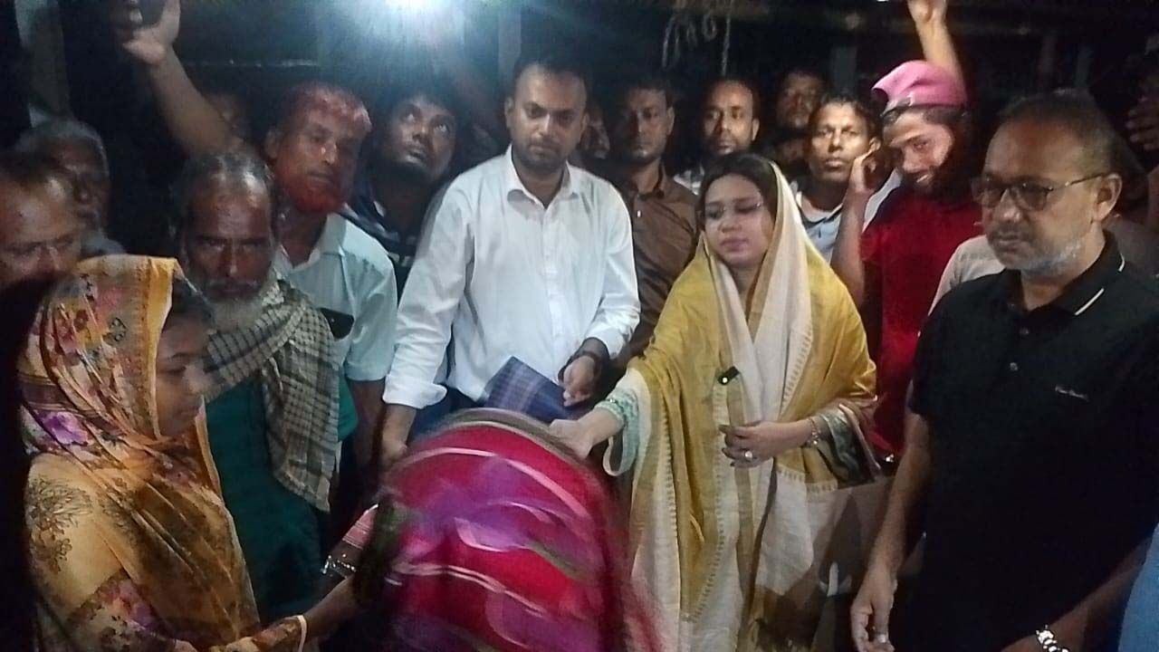 অগ্নিকাণ্ডে ক্ষতিগ্রস্ত পরিবারের পাশে এমপি প্রিয়াঙ্কা