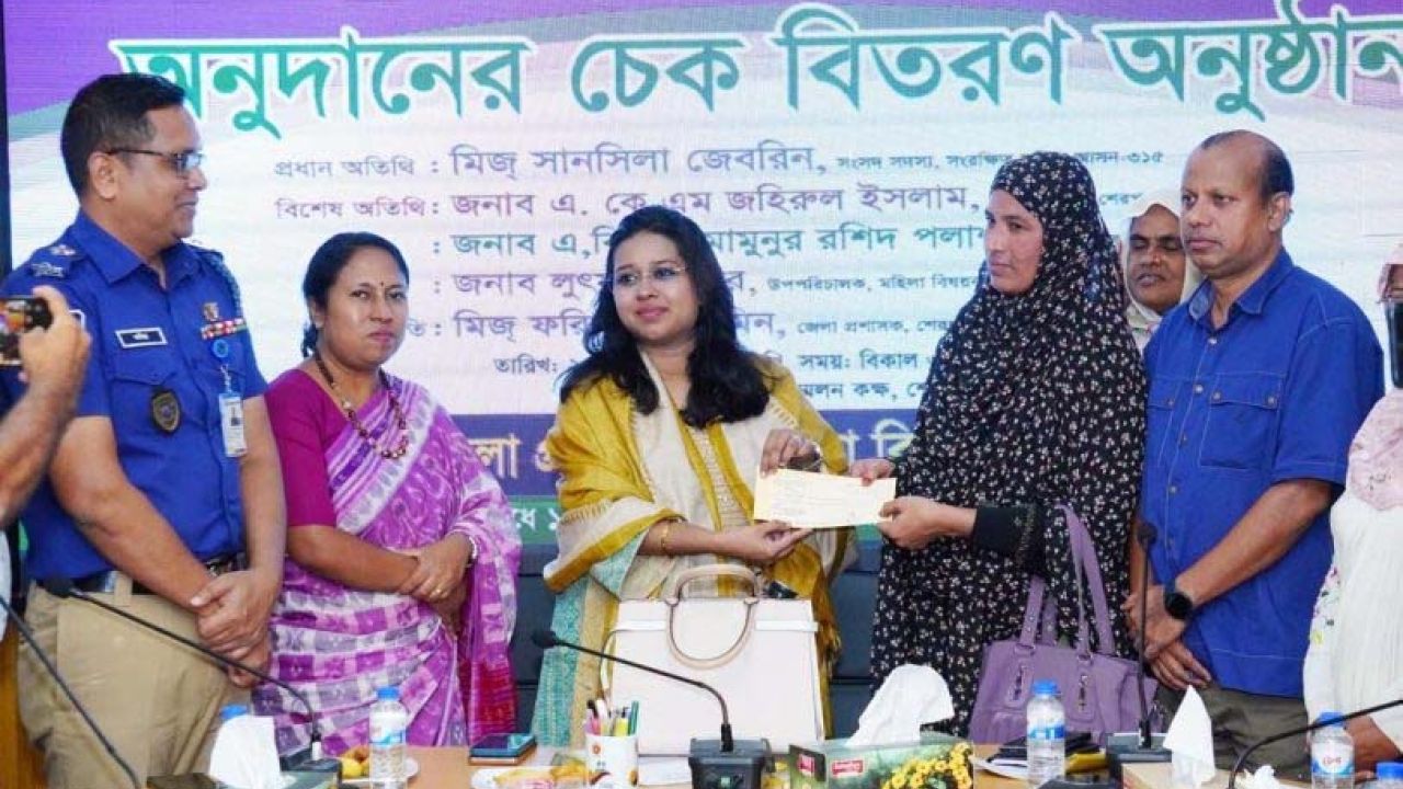 শেরপুরে নিবন্ধিত স্বেচ্ছাসেবী মহিলা সমিতির মাঝে অনুদানের চেক বিতরণ