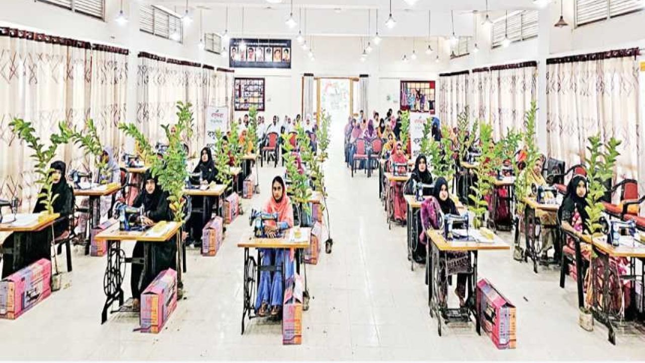 নান্দাইলে সেলাই মেশিন পেলেন ২০ সংগ্রামী নারী