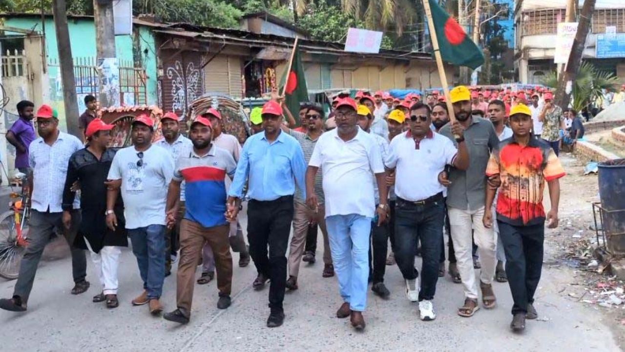 আওয়ামী লীগের নৈরাজ্যের প্রতিবাদে শেরপুর জেলা শ্রমিক দলের প্রতিবাদ মিছিল