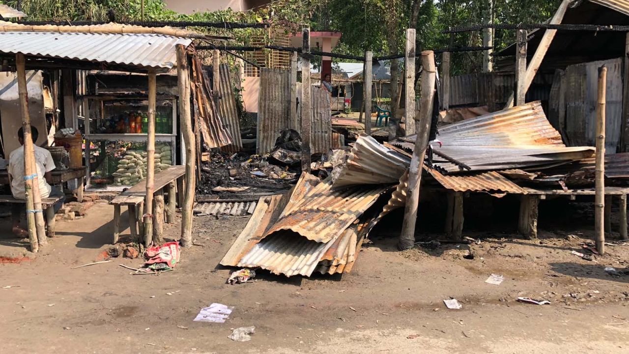 ইসলামপুরে দালালবাড়ি মোড় বাজারে আগুনে পুড়ল ৫ দোকান