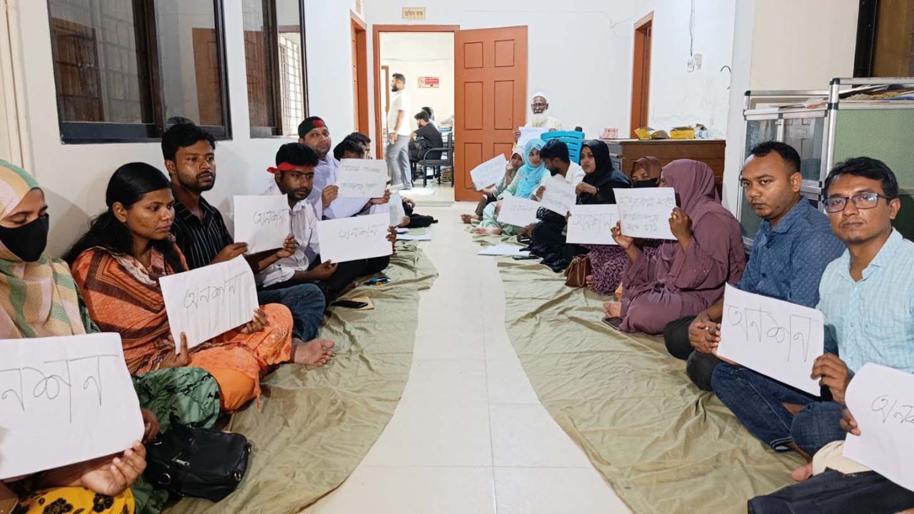 জামালপুরে প্রাথমিকে সহকারী শিক্ষক পদে নিয়োগ বঞ্চিত ৫১ জন আমরণ অনশনে