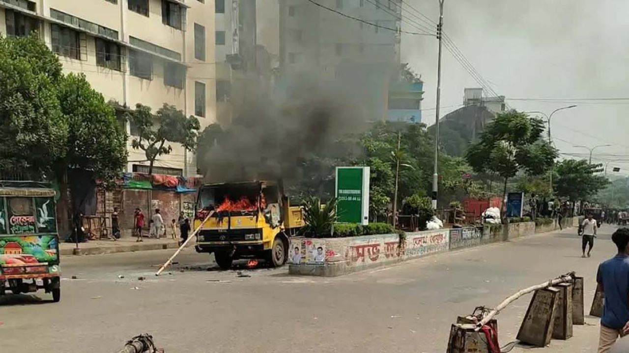 মিরপুরে ফুটপাতে উচ্ছেদ অভিযানের সময় সিটি কর্পোরেশনের গাড়িতে দুর্বৃত্তদের আগুন