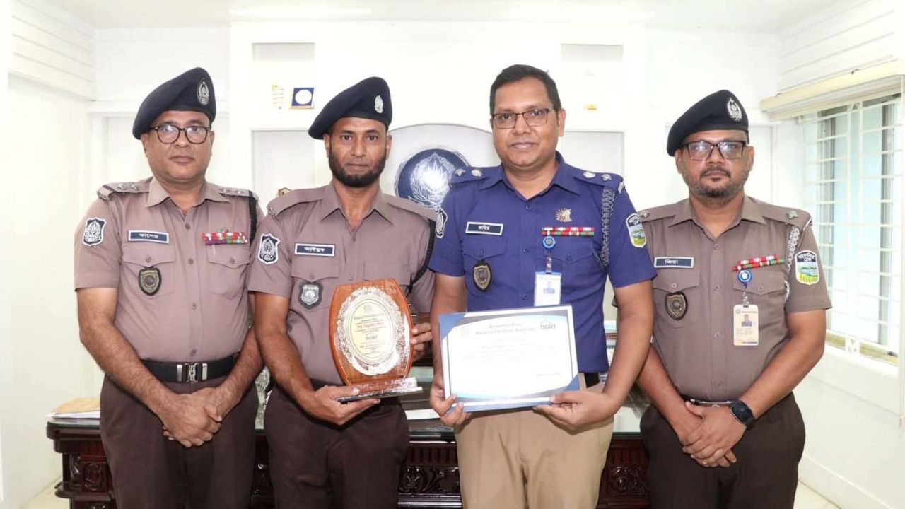 শেরপুরে ছয় পুলিশ সদস্যের সন্তানরা পেলেন পুলিশ মেধা বৃত্তি