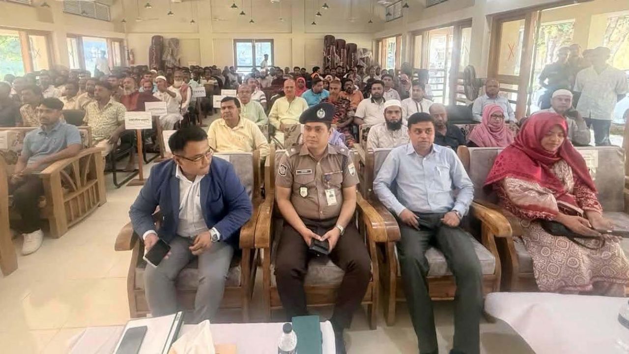 বকশীগঞ্জে কৃষকদের মাঝে কৃষক কার্ড ও কৃষি উপকরণ সহায়তা