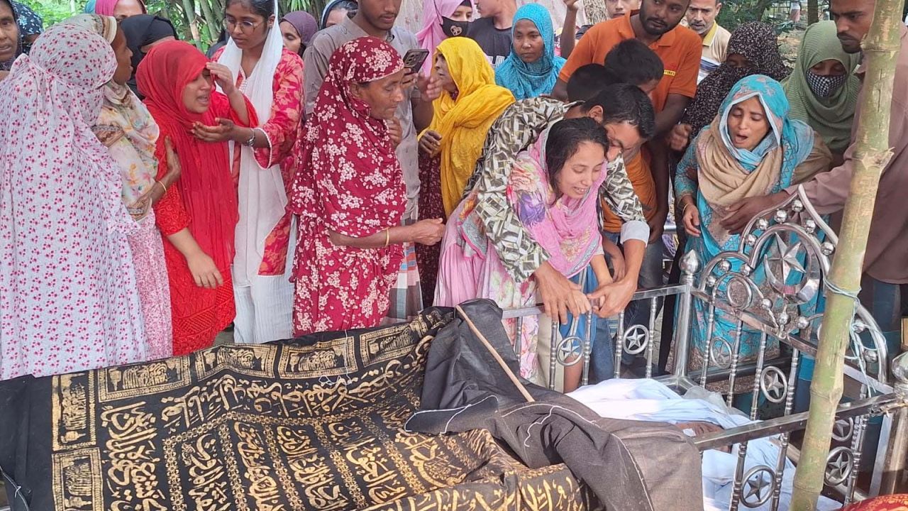 ময়মনসিংহে সড়ক দূর্ঘটনায় নিহত ৭ জনের গ্রামের বাড়ি জামালপুরে জানাজা সম্পন্ন