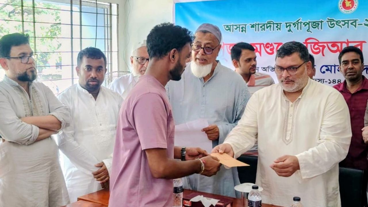 নকলার ১৯টি পূজামণ্ডপে জিআর চাল বিতরণ