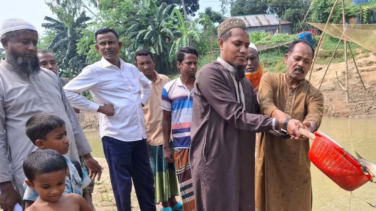 নালিতাবাড়ীতে উন্মুক্ত জলাশয়ে পোনামাছ অবমুক্ত