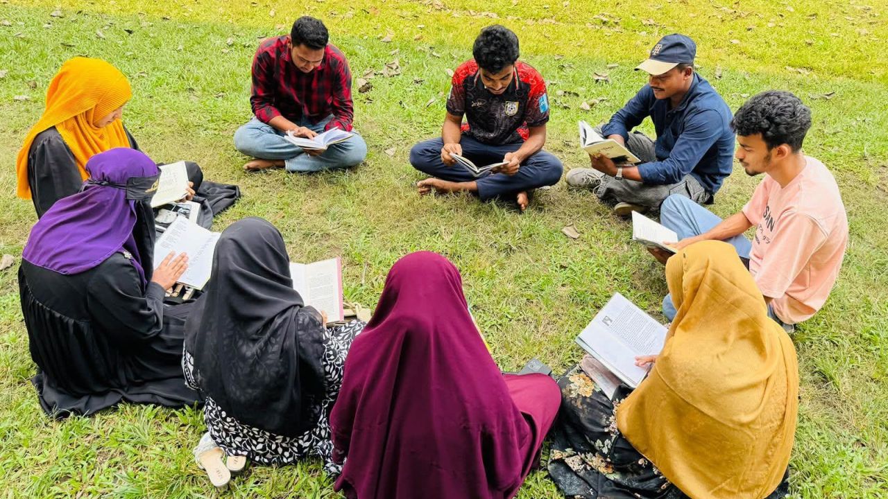 শেরপুরে শিক্ষার্থীদের নিয়ে খোলা মাঠে কবিতা ও সাহিত্যের পাঠচক্র