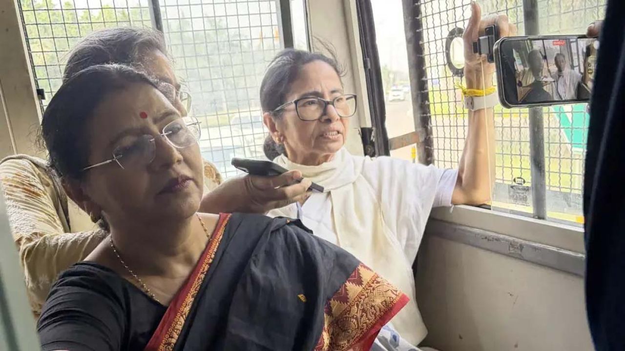 দিল্লিতে এবার সাবেক মুখ্যমন্ত্রী মমতা বন্দ্যোপাধ্যায় আটক