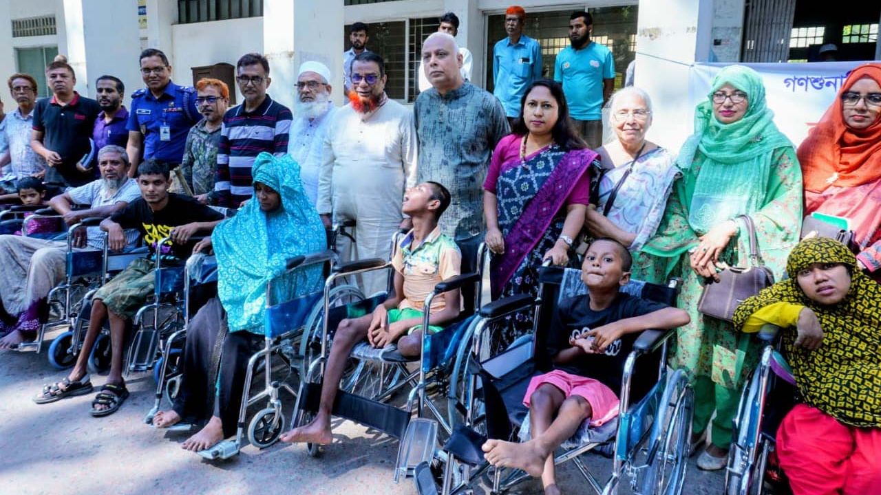 শেরপুরে জেলা প্রশাসনের উদ্যোগে প্রতিবন্ধীদের মধ্যে হুইল চেয়ার বিতরণ