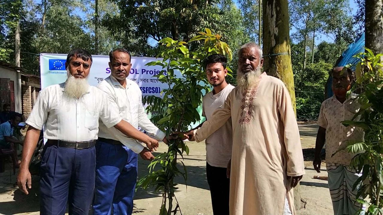 শ্রীবরদীতে এলএফও সদস্যদের মাঝে গাছের চারা বিতরণ