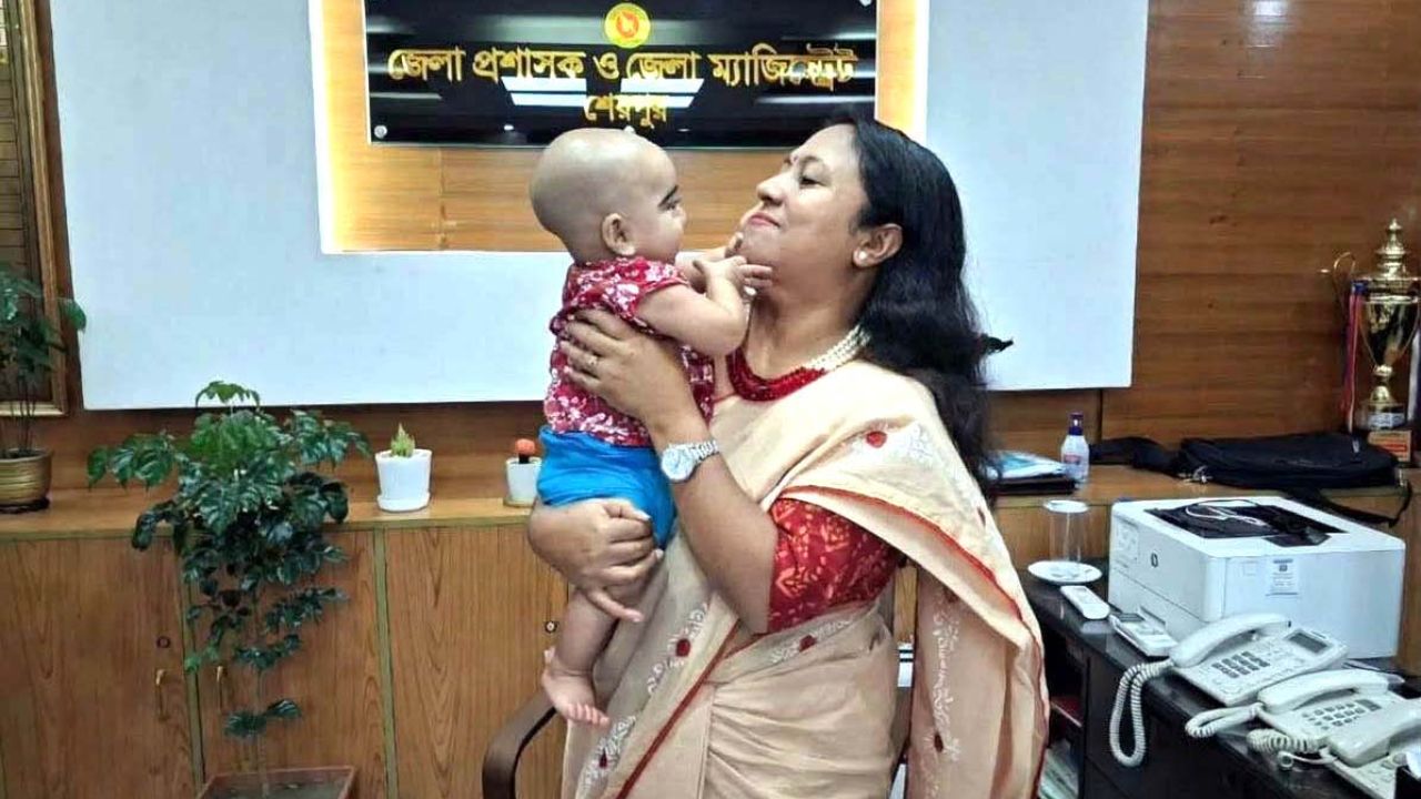 মা-হারা শিশুকে পরম মমতায় কোলে তুলে নিলেন জেলা প্রশাসক