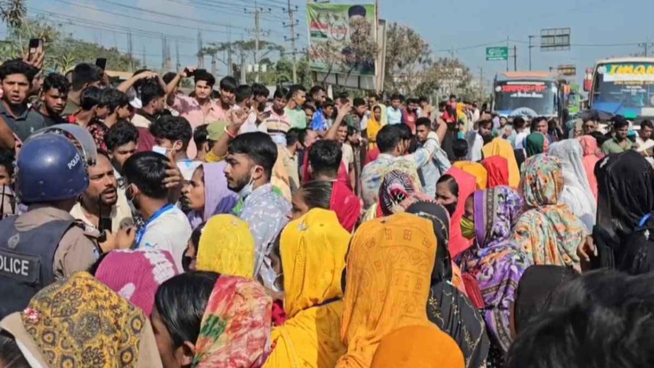 গাজীপুরে বকেয়া বেতনের দাবিতে মহাসড়ক অবরোধ