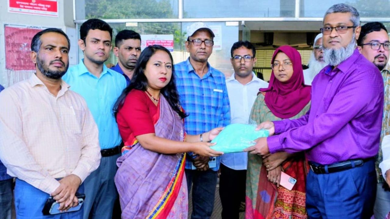 শেরপুর সদর হাসপাতালে ডেঙ্গু রোগীদের সুরক্ষায় মশারি বিতরণ