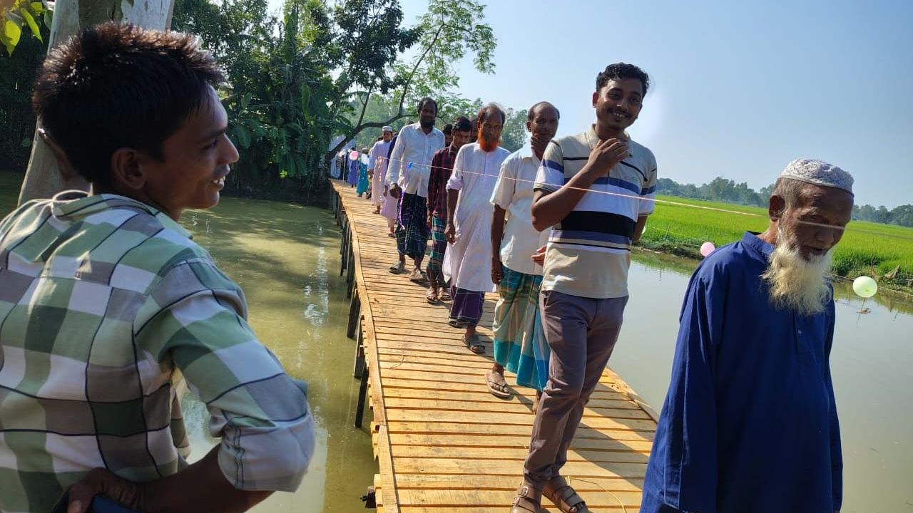 শ্রীবরদীতে নিজ অর্থায়নে সাঁকো নির্মাণ করে দিলেন মাওলানা আরিফুর রহমান