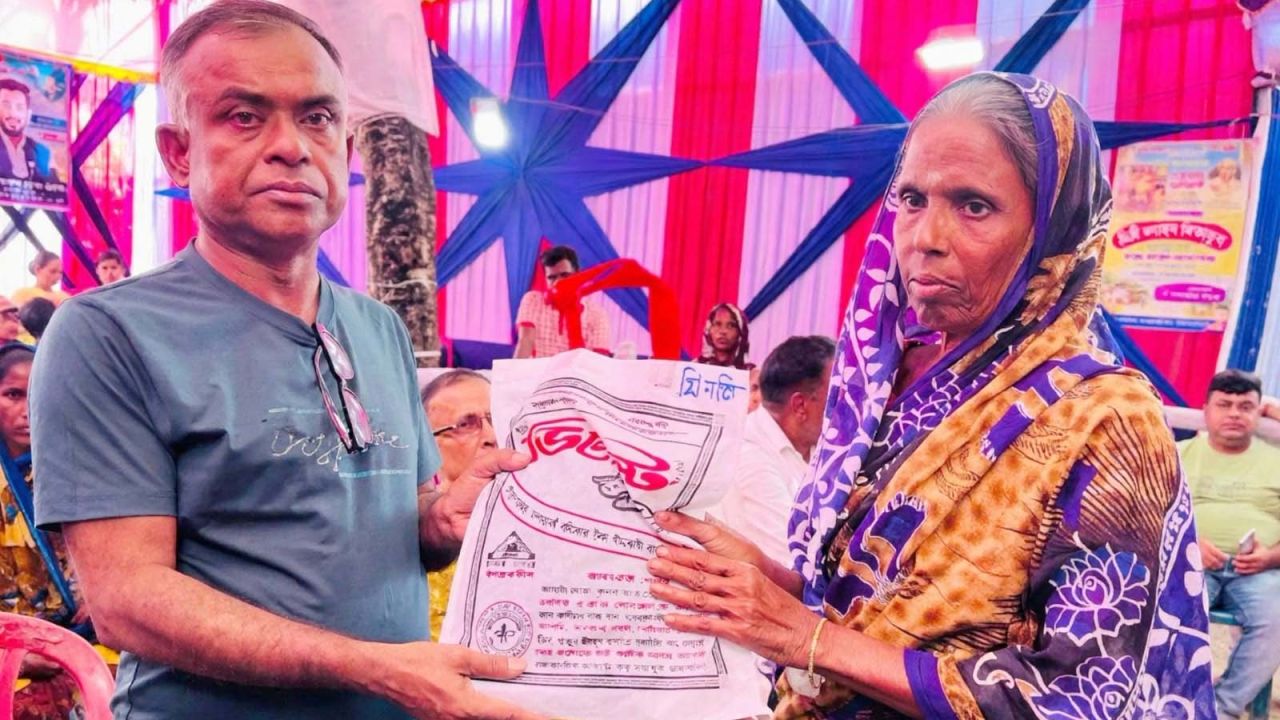 নালিতাবাড়ীতে শারদীয় দুর্গোৎসব উপলক্ষে দরিদ্র অসহায়দের মাঝে বস্ত্র বিতরণ