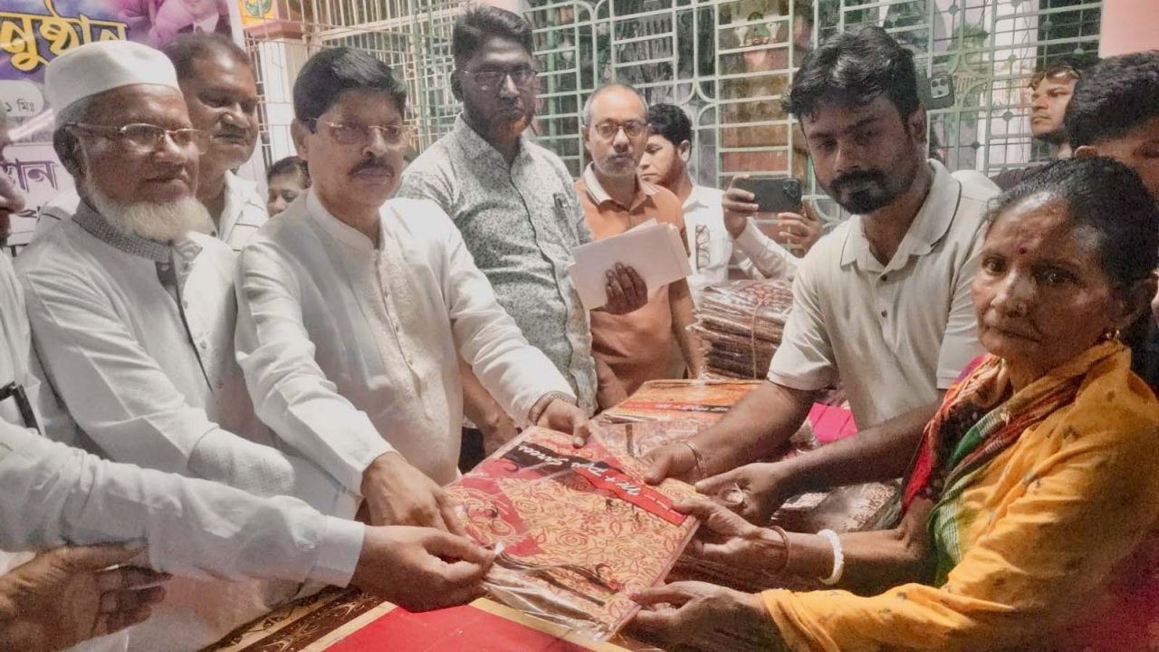 শেরপুরে শারদীয় দুর্গোৎসবে  দরিদ্র অসহায়দের  শাড়ি ও নগদ অর্থ বিতরণ