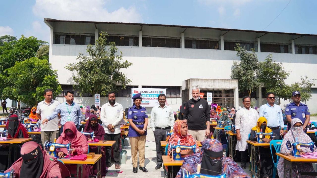 জামালপুরে ১০০ হতদরিদ্র নারীদের মাঝে দোস্ত এইডের বিনামূল্যে সেলাই মেশিন বিতরণ