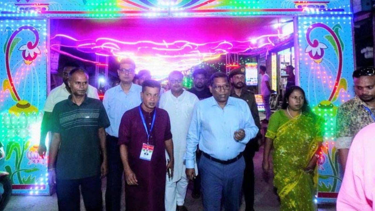 শেরপুরে বিভিন্ন পূজা মণ্ডপ পরিদর্শন করলেন বিভাগীয় কমিশনার