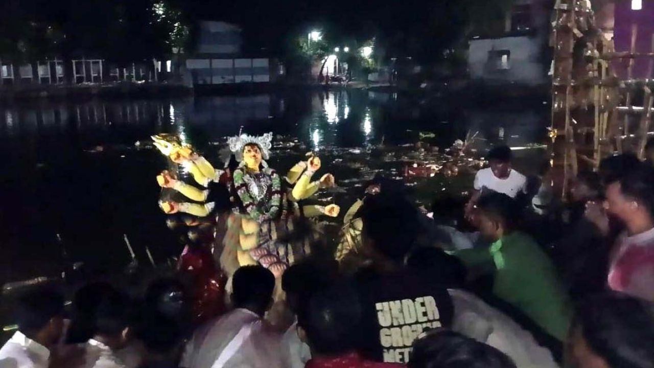 শেরপুরে প্রতিমা বিসর্জনের মধ্য দিয়ে শেষ হলো দুর্গাপূজা