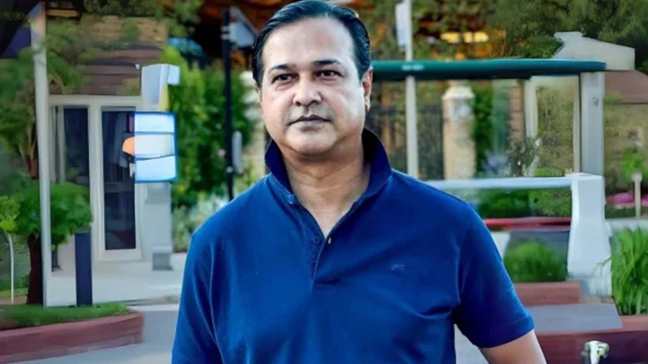 সঙ্গীতশিল্পী আসিফ আকবরের গাড়ি লক্ষ্য করে গুলি