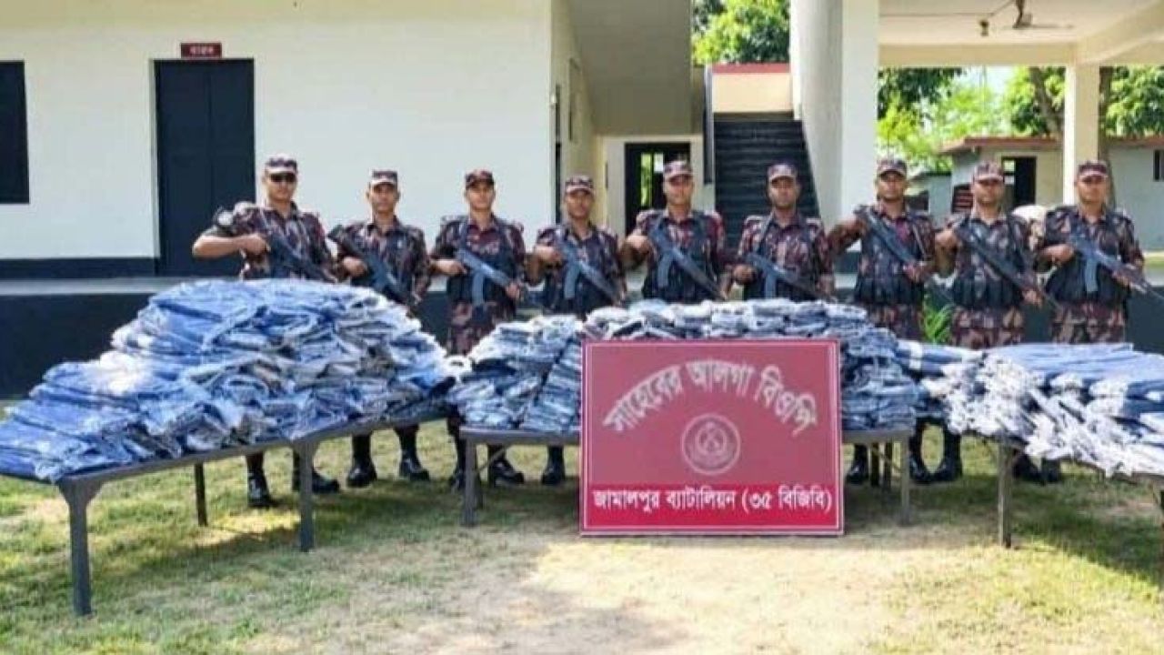 জামালপুর বিপুল পরিমাণ ভারতীয় থান কাপড় ও নৌকা আটক করেছে ৩৫ বিজিবি