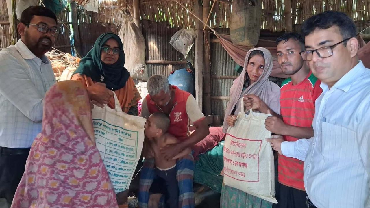 শেরপুরে বৃদ্ধা ছফুরা বেগমের পরিবারের পাশে জেলা প্রশাসন