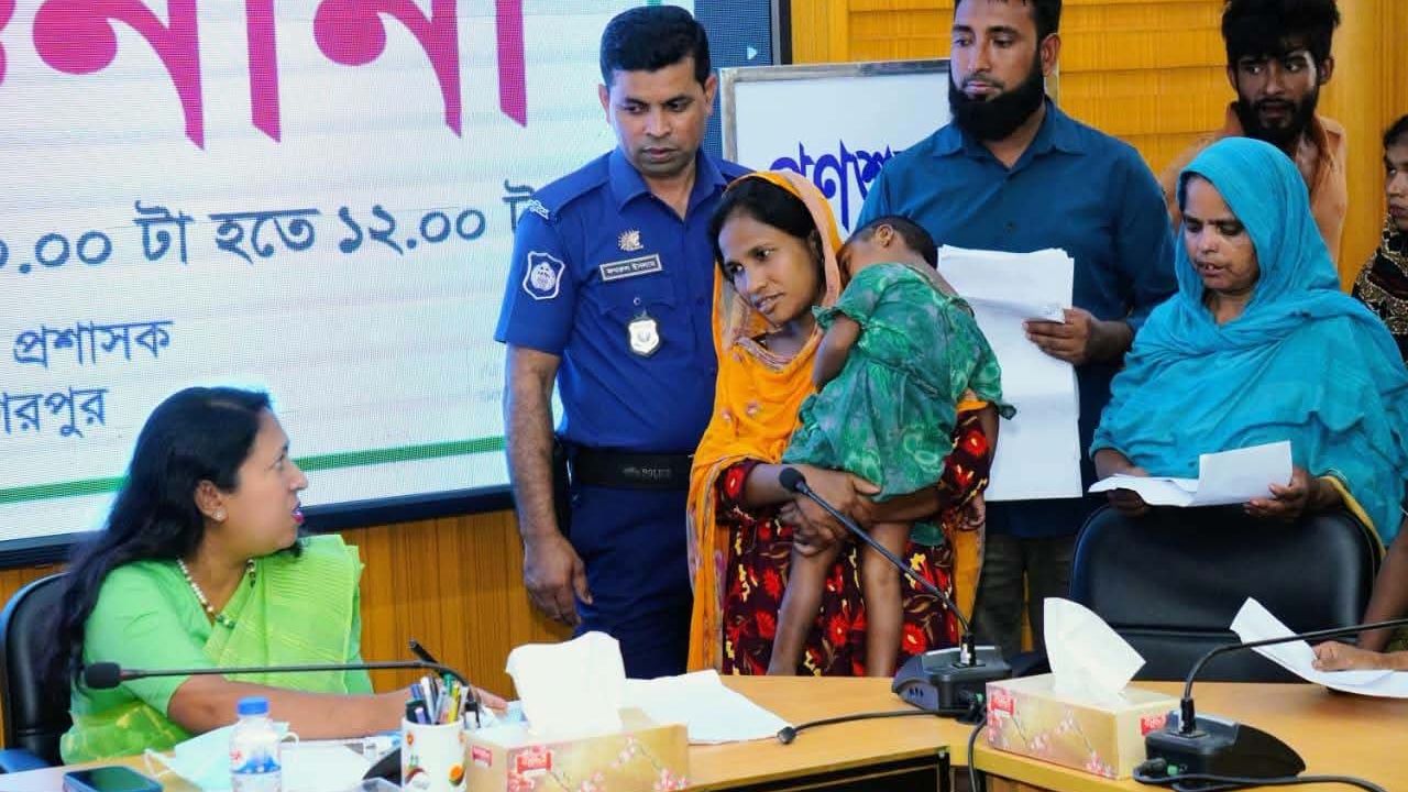 অভাব-অভিযোগ নিয়ে হাজির ১৯২ জন, সহায়তার হাত বাড়ালেন ডিসি