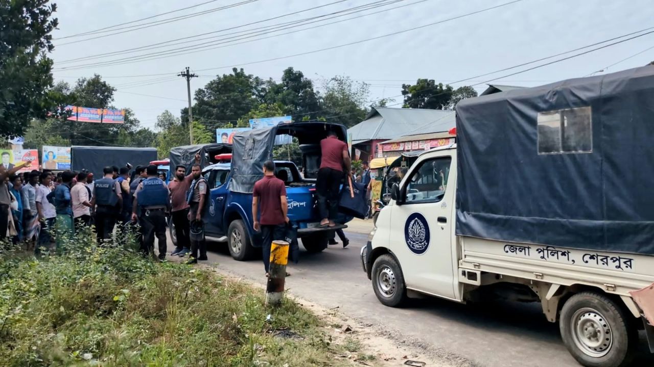 শেরপুরে মাইকে ঘোষণা দিয়ে দুই গ্রামবাসীর সংঘর্ষ, সাড়ে ৪ ঘণ্টা সড়ক অবরোধ